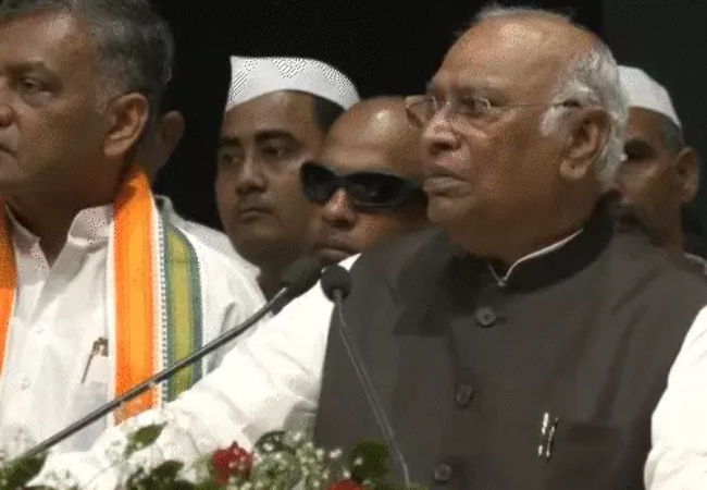 कांग्रेस के कार्यक्रम में युवक, बोला- मोदी कहीं नहीं जाएंगे, मल्लिकार्जुन खरगे ने कहा मोदी क्या? मोदी का बाप भी जाएगा