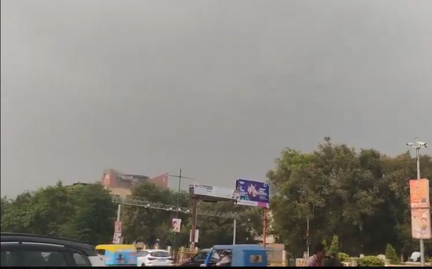 Cyclone Arnab : लखनऊ में दिन में छाया अंधेरा, वाराणसी-अयोध्या समेत इन जिलों में 3 दिनों तक भारी बारिश और वज्रपात का अलर्ट