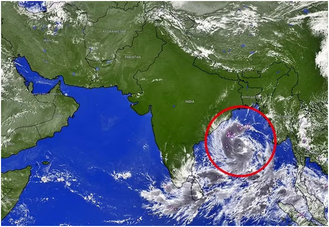 सैटेलाइट तस्वीरों में बंगाल की खाड़ी के ऊपर चक्रवात अर्नब का खतरनाक रूप दिखा,मौसम विभाग ने जारी किया रेड अलर्ट