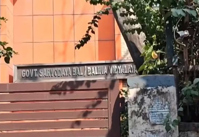 Delhi School Girl Suicide : 12वीं की छात्रा ने तीन पन्नों का सुसाइड नोट लिख लगाई आग, दिल्ली पुलिस ने घटनास्थल को सील कर बैग किया जब्त