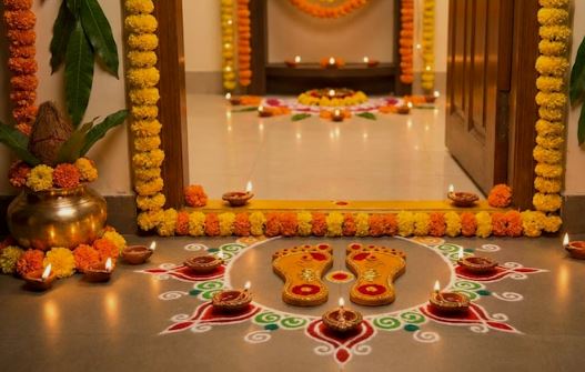 Diwali 2026 : दीवाली पर मां लक्ष्मी के घर में आगमन का संकेत मुख्य द्वार पर उनके चरण चिह्न , जानें महत्व