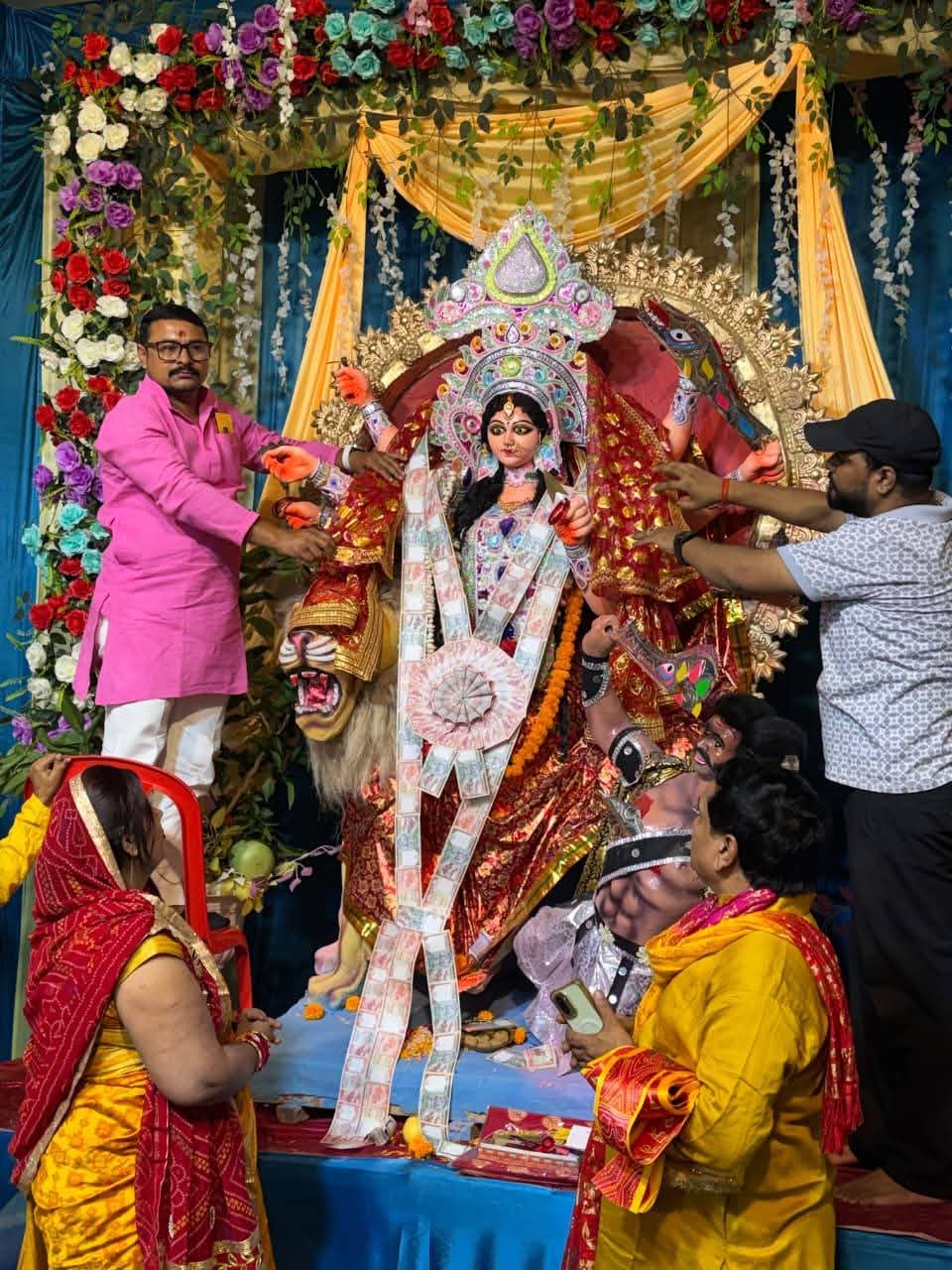 सोनौली के दुर्गा पूजा पंडालों में पहुंचे बैजू यादव, मां दुर्गा का लिया आशीर्वाद