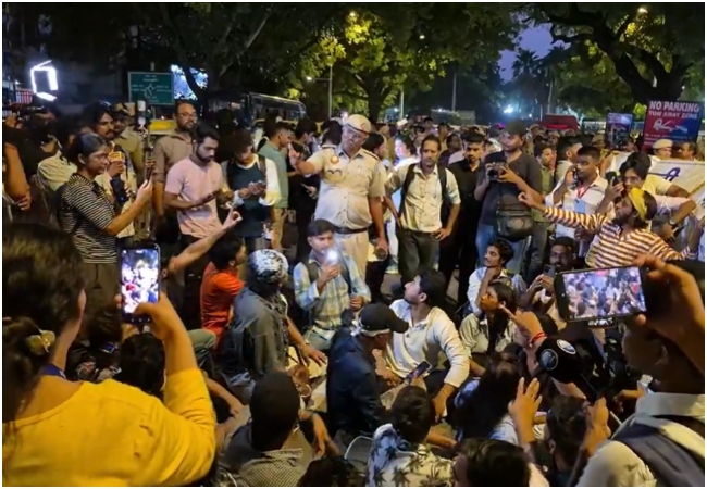 जंतर-मंतर पर महिला पत्रकार के साथ पुलिस अधिकारी ने की बदसलूकी! दिल्ली पुलिस ने शिकायत पर शुरू की जांच