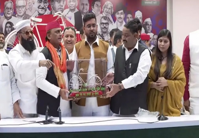 पूर्व बीजेपी सांसद धर्मेंद्र कश्यप बेटी संग साइकिल पर हुए सवार, बोले-बरेली से भाजपा को पूरी तरह कर दूंगा समाप्त