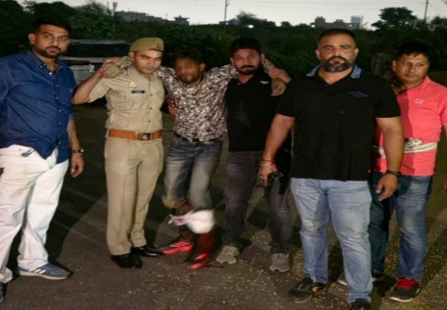 गाजियाबाद में 50000 रुपये का इनामी चोर नागिन गिरफ्तार, 100 से ज़्यादा मुकदमें दर्ज, पुलिस मुठभेड़ में लगी गोली