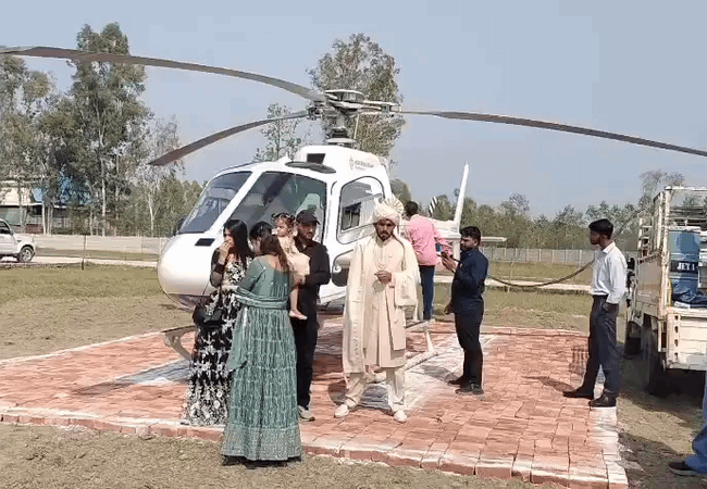 Viral : सहारनपुर में दूल्हे ने 20 किमी का सफर हेलीकॉप्टर से तय किया,गांव की लड़कियों ने कहा कि मुझे भी चाहिए ऐसा दूल्हा