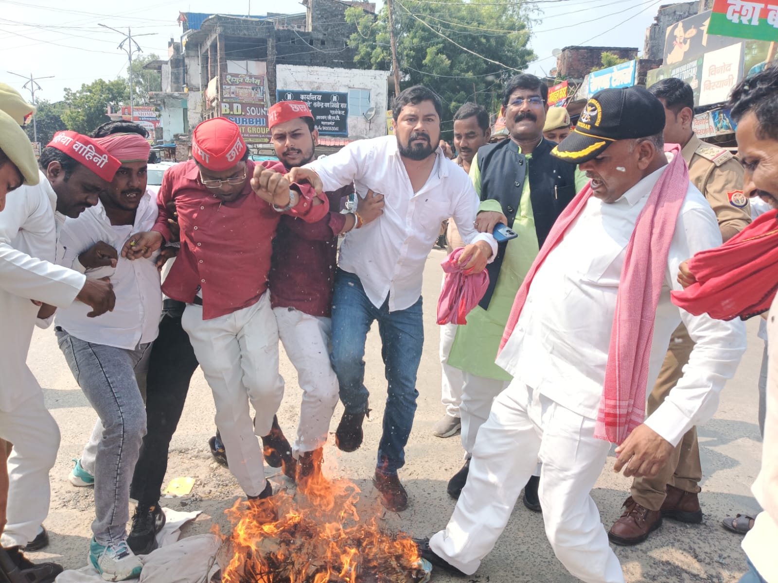 मुख्य चुनाव आयुक्त के खिलाफ सपा का जोरदार प्रदर्शन, फूंका पुतला