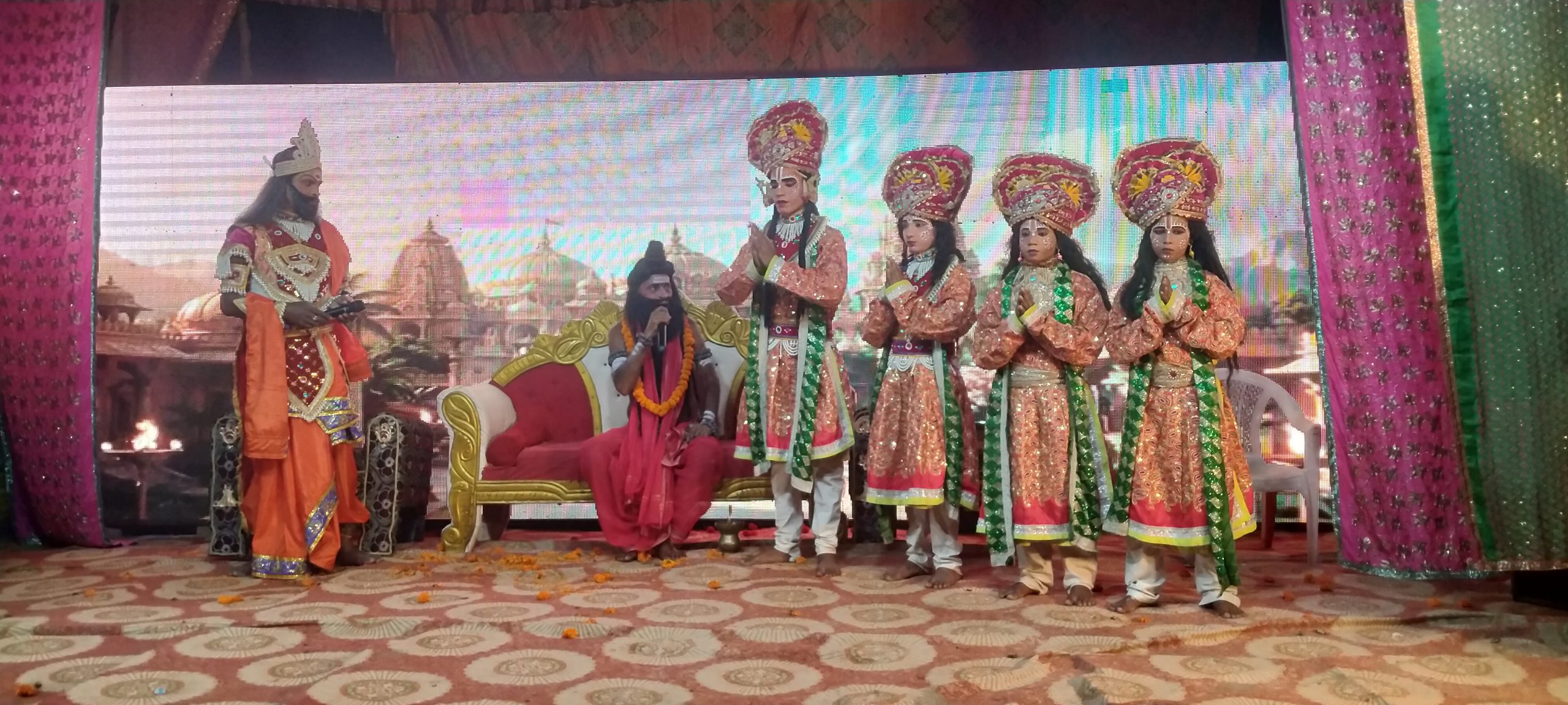 नौतनवा की रामलीला में रामजन्म और ताड़का-सुबाहु वध का मंचन
