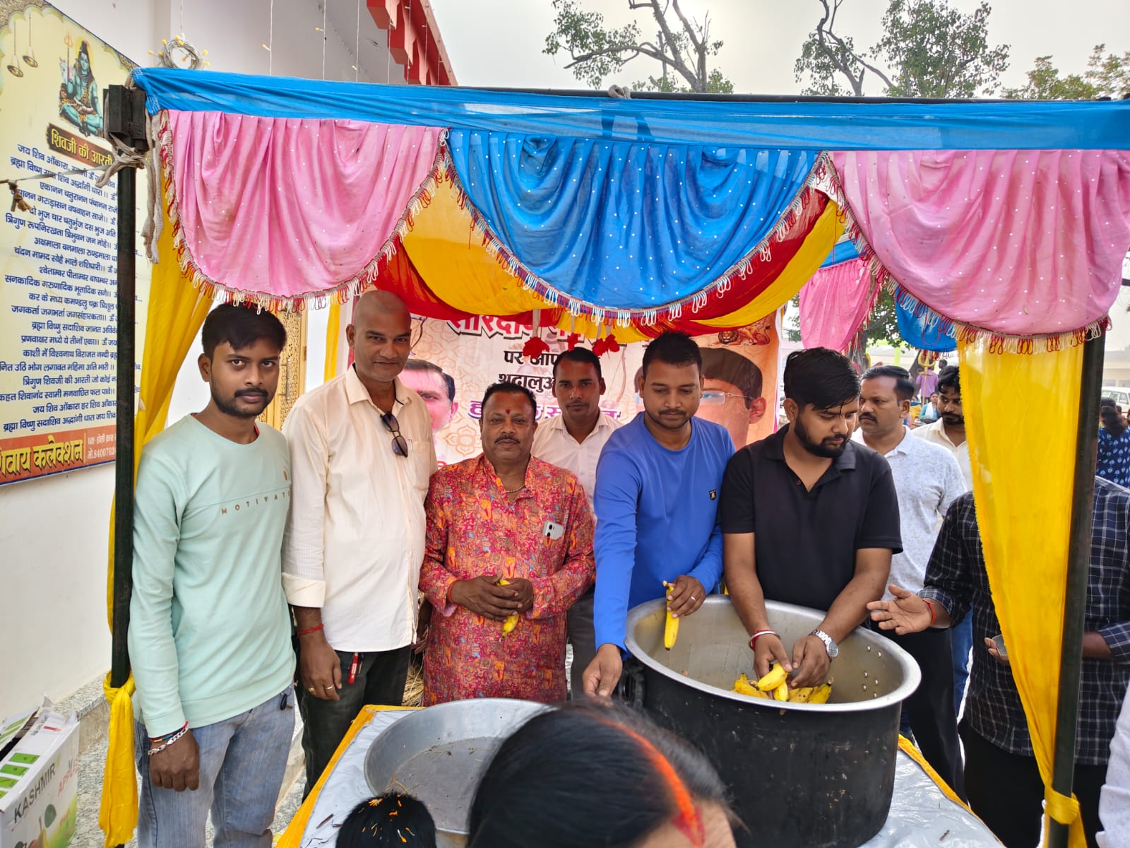मां बनैलिया मंदिर में पालिका अध्यक्ष की ओर से प्रसाद वितरण
