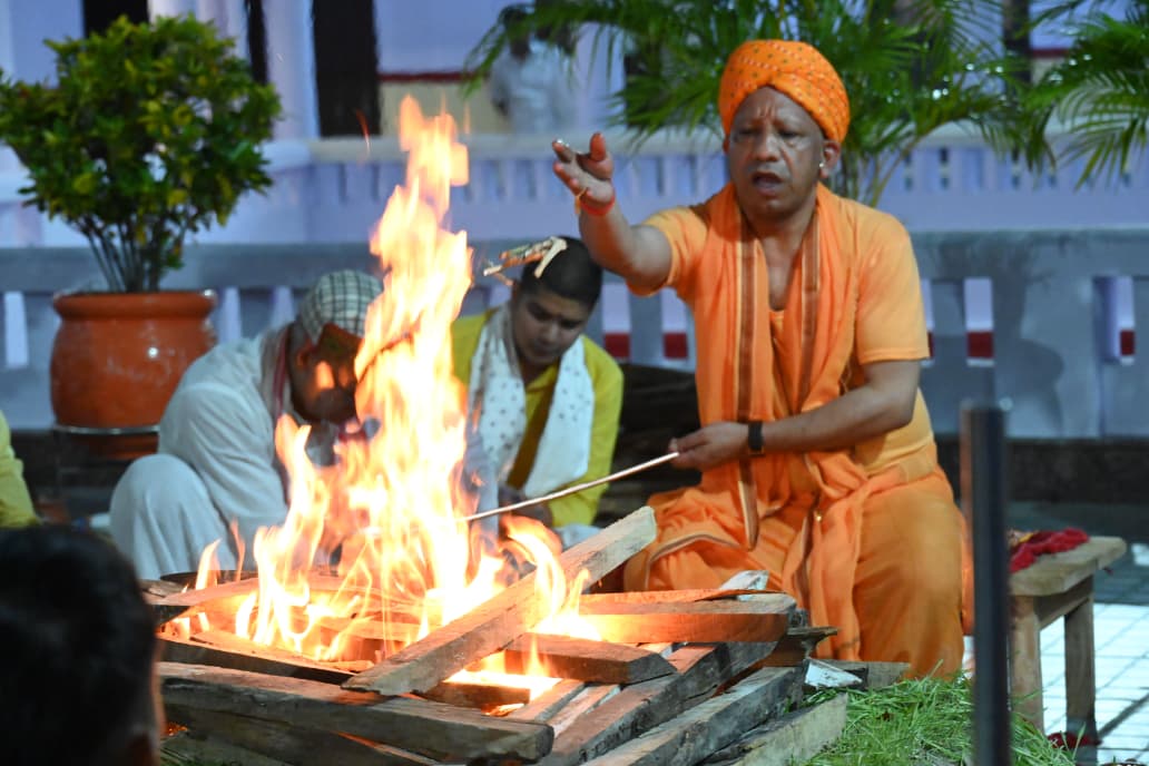 सीएम योगी ने महानिशा पूजन कर जगत कल्याण की प्रार्थना, गोरखनाथ मंदिर के शक्तिपीठ में हवन के साथ नवरात्र महाष्टमी अनुष्ठान पूर्ण