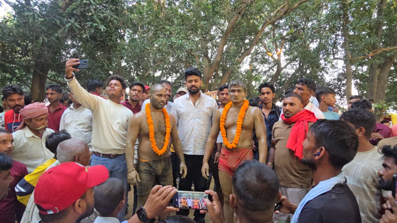 सोनौली में विराट कुश्ती दंगल, नेपाल के पहलवानों ने भी दिखाए दांव-पेंच