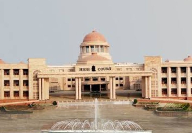इलाहाबाद हाईकोर्ट से लखनऊ यूनिवर्सिटी के दो एसोसिएट प्रोफेसरों को बड़ी राहत, कुलाधिपति के फैसले को किया रद्द