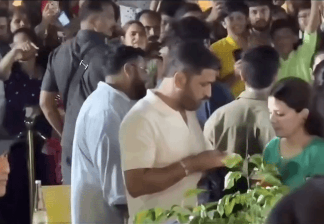 Navratri Carnival : अनंत-राधिका के साथ महेंद्र सिंह धोनी ने लिया बोट राइड का आनंद, पत्नी साक्षी से क्यों खाई 'मार'?