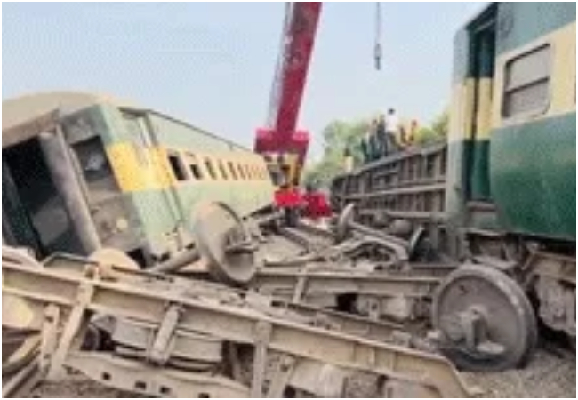 Pakistan Train Accident : रहमान बाबा एक्सप्रेस के 14 डिब्बे पटरी से उतरे, छह लोगों की मौत, 30 घायल