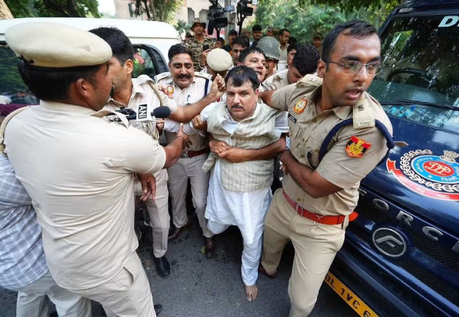 मोदी जी हम कोई गुंडे माफिया या आतंकवादी नहीं सांसद हैं, इन पुलिस वालों के ख़िलाफ़ कोर्ट में दर्ज कराऊंगा FIR : संजय सिंह