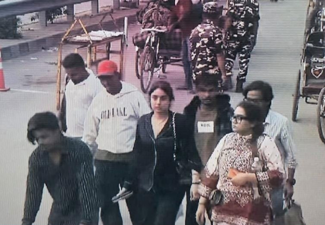 CCTV Footage : शिवा शर्मा हत्याकांड में फरार मॉडल श्रद्धा दुबे नेपाल में बहन-ड्राइवर के साथ नजर आई, आखिरी लोकेशन महीम नगर में मिली