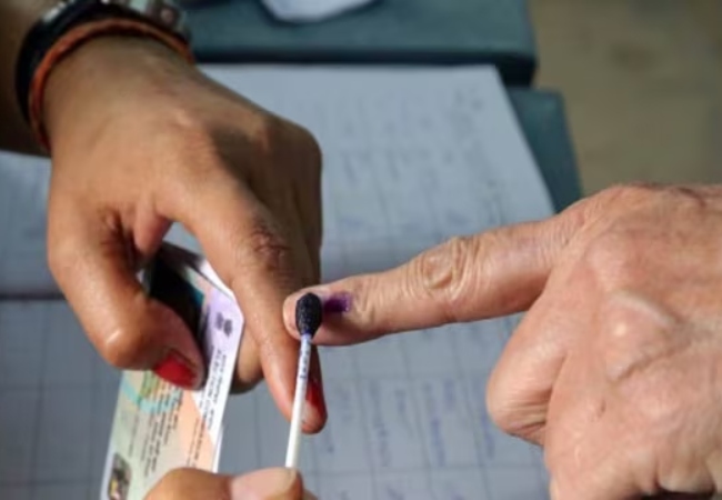 UP MLC Election Voting : उत्तर प्रदेश की 11 विधान परिषद सीटों पर वोटिंग जारी, 14.81 लाख वोटर्स करेंगे 152 उम्मीदवारों की कीमत का फैसला
