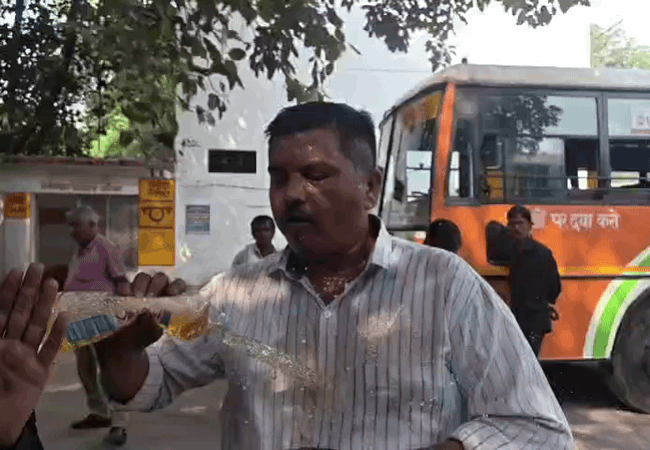 कैसरबाग बस डिपो में ARM की प्रताड़ना से तंग चालक ने पेट्रोल डालकर आत्महत्या की कोशिश, चालक-परिचालकों ने खोला मोर्चा