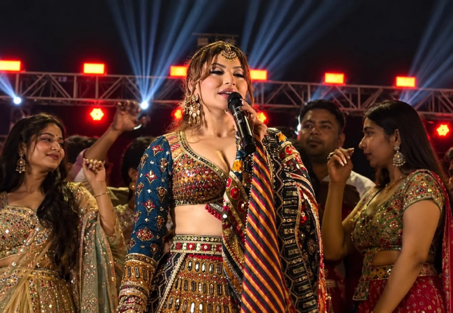 उर्वशी रौतेला ने 70 लाख के चनिया चोली में अपने गरबा डांस से छत्तीसगढ़ नवरात्रि नाइट में बांधा समां,फैंस को किया सुपर-डुपर क्रेज़ी