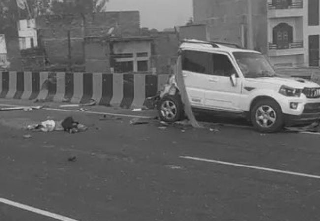 वाराणसी : ट्रक की जोरदार टक्कर से स्कॉर्पियो के पीछे का हिस्सा गायब, हादसे में 4 लोगों की मौत और 3 की हालत गंभीर