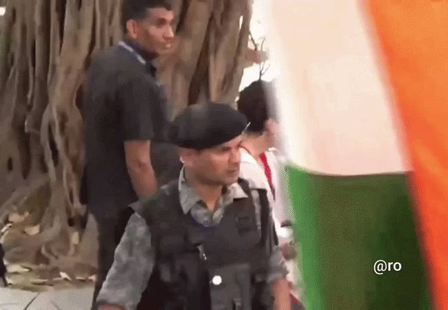 Video Viral : कांग्रेस कार्यकर्ता को पुलिस ने रोका तो प्रियंका गांधी ने दिया धक्का, फिर खुद ढ़ाल बनकर खड़ी हुईं सामने