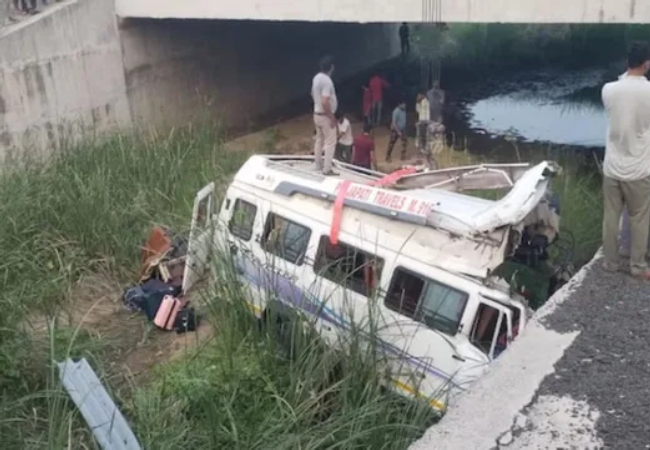 कोटा में भीषण सड़क हादसा, 15 फीट गहरे नाले में गिरी बस, आठ यात्रियों की मौत, अन्य घायल