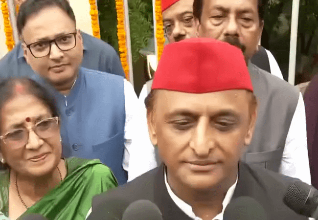 बीजेपी ने 26,000 स्कूलों को बंद करके वहां शराब की दुकानें खोल दी : अखिलेश यादव