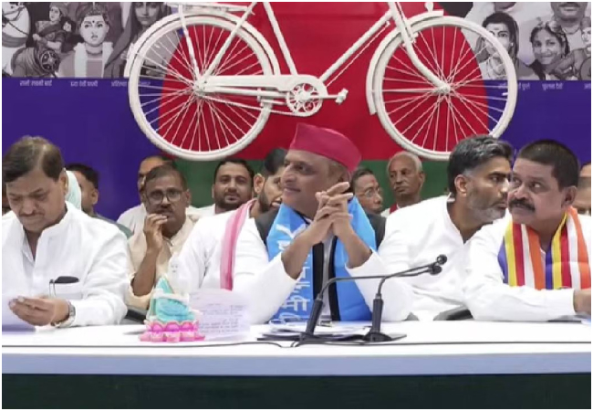 अखिलेश यादव ने पूर्व आईएएस राम बहादुर पासी समेत कई दलों के नेताओं को पार्टी में कराया शामिल, बोले- जॉइनिंग से पूरब-पश्चिम हिल गया