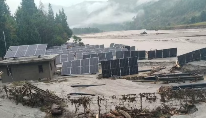 Glaciers in Bhutan : भूटान में ग्लेशियर फटने से बाढ़ का खतरा, नदी किनारे रहने वालों को चेतावनी