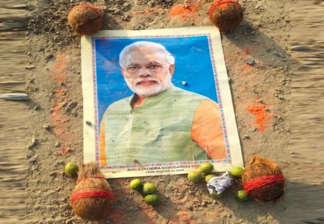 मऊ में पीएम मोदी की तस्वीर के सामने तंत्र-मंत्र का दावा, वायरल तस्वीरों ने मचाई सनसनी