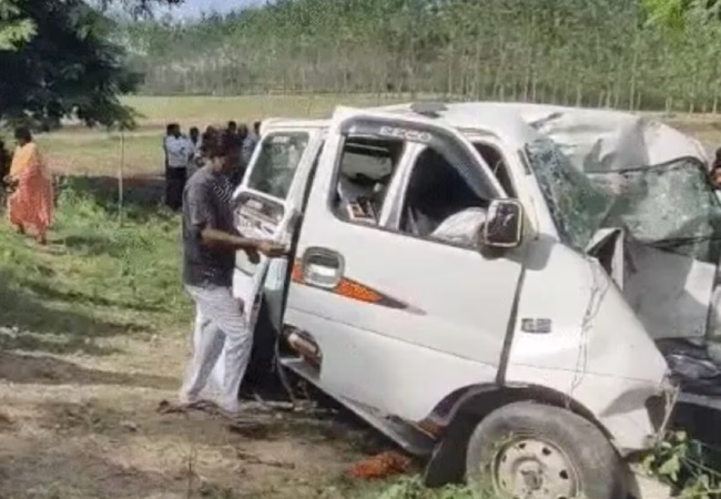 बुलंदशहर में मंदिर दर्शन को जा रहे परिवार की कार पेड़ से टकराई, 5 की मौत: मासूम बच्ची भी शामिल