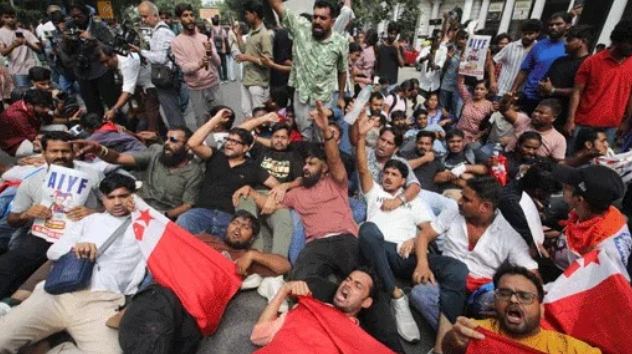 CJP Protest: मुख्य चुनाव आयुक्त ज्ञानेश कुमार के खिलाफ दूसरे दिन भी सीजेपी का विरोध प्रदर्शन, 100 से ज्यादा लोग हिरासत में