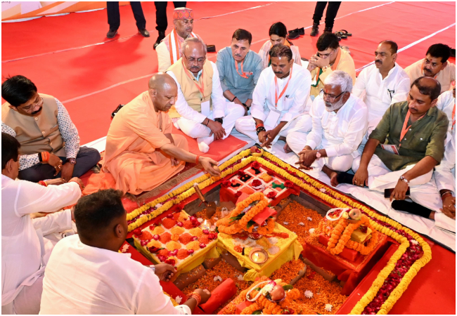 यूपी में कोई गुंडा-माफिया किसी प्रॉपर्टी पर नहीं कर सकता कब्जा, अगर करेगा तो उसके बाप-दादा की कमाई भी जब्त कर बनेंगे गरीबों के आशियाने: योगी