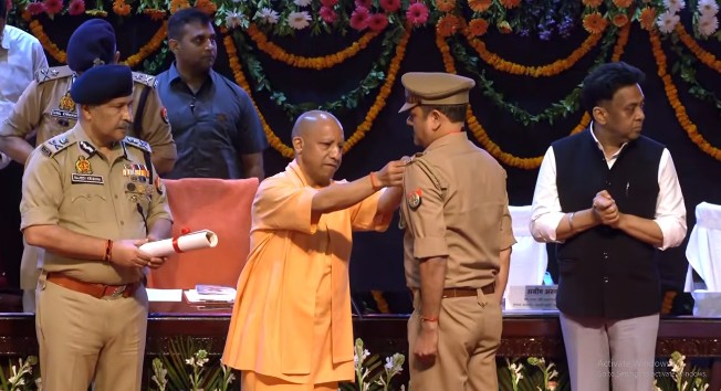 सीएम योगी ने यूपी पुलिसकर्मियों का किया सम्मान, बोले- 2017 के पहले हर जिले में होते थे दंगे