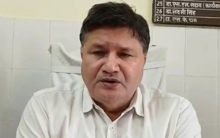 अस्पताल गेट पर प्रसव का मामला: भदोही के भ्रष्टाचारी CMO डॉ. संतोष कुमार चक पर आखिर क्यों नहीं हो रही कार्रवाई, कन्या भ्रूण हत्या कराने वालों से लग चुके हैं साठगांठ के आरोप