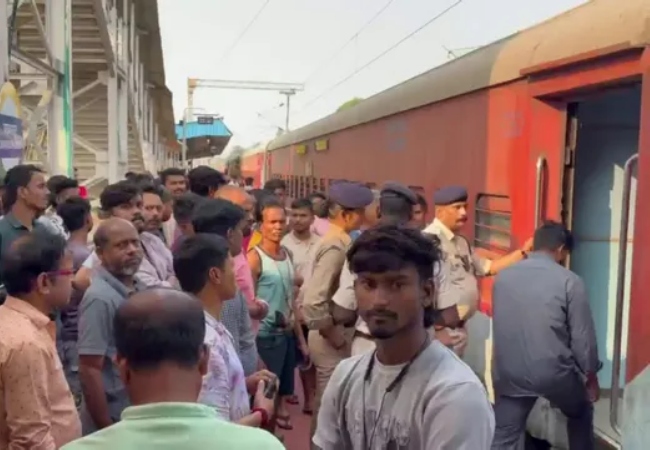 समरसता एक्सप्रेस में सनसनी, टॉयलेट में फंदे से लटका मिला यात्री, मचा हड़कंप
