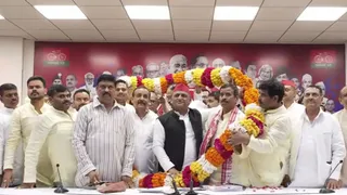 गोंडा में BJP को झटका! भाजपा छोड़ अखिलेश यादव के साथ आए बृजभूषण शरण सिंह के करीबी भवानी भीख शुक्ला