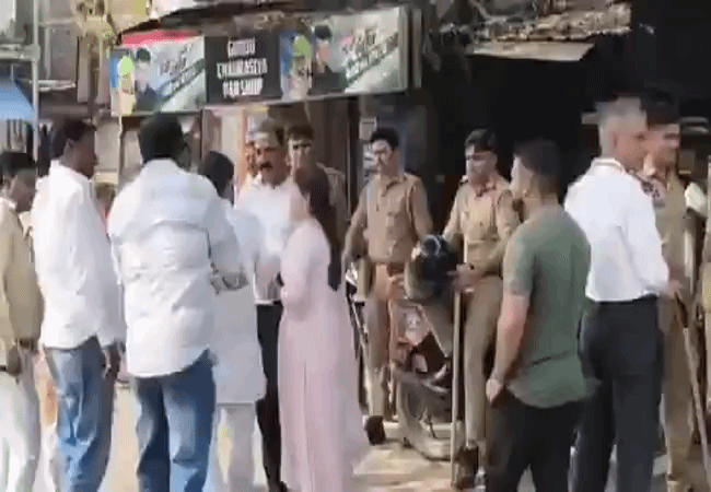Video- कन्नौज में अखिलेश का फूंक रहे थे पुतला, सपा नेत्री ने बरसा दिये थप्पड़, हिंदुस्तान आजाद मंच के अध्यक्ष को गिराकर पीटा