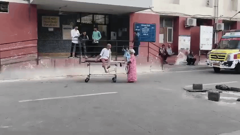 अस्पताल में बुजुर्ग को नहीं मिला सहारा, 70 साल की उम्र में खुद स्ट्रेचर खींचने को मजबूर हुई महिला; वीडियो ने उठाए सवाल