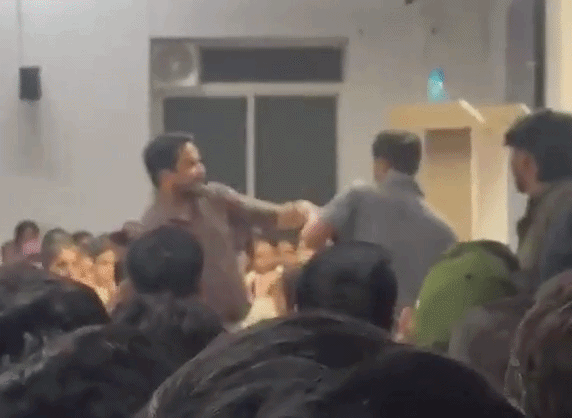 शिक्षक ने छात्र को जड़े थप्पड़: वीडियो वायरल के बाद, बड़ी संख्या में छात्रों ने कोचिंग के सामने किया प्रदर्शन