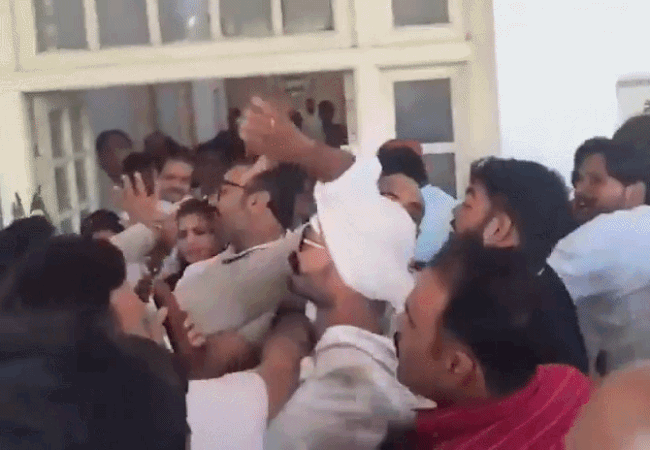 कांग्रेस दफ्तर में अजय राय और ममता चौधरी भिड़े, समर्थकों के बीच जूते चले: प्रमोद तीवारी ने हाथ जोड़े, राहुल से फोन पर बात हुई