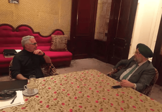 एपस्टीन के साथ मंत्री हरदीप पुरी की तस्वीरें वायरल, मंत्री बोले थे- अकेले कभी नहीं मिला: कांग्रेस ने पूछा- डेलिगेशन के बाकी सदस्य कहां हैं