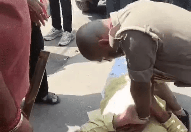 सड़क पर बुजुर्ग को आया हार्ट अटैक, सिपाही ने तुरंत CPR देकर बचाई जान: सोशल मीडिया में हो रही खूब तारीफ