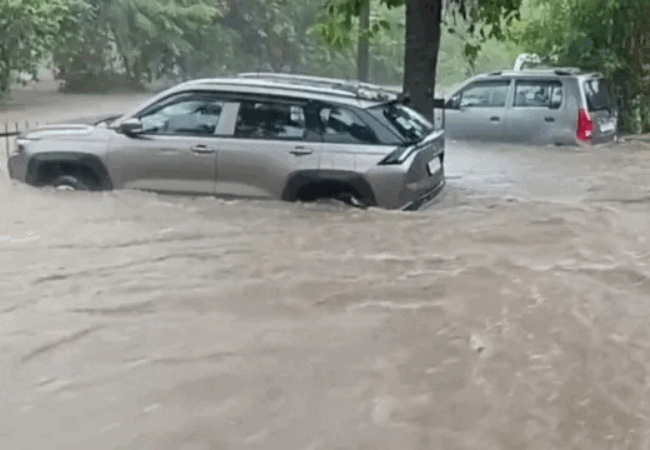जम्मू में बारिश का कहर, सड़कें बनीं दरिया, घरों में घुसा गंदा पानी