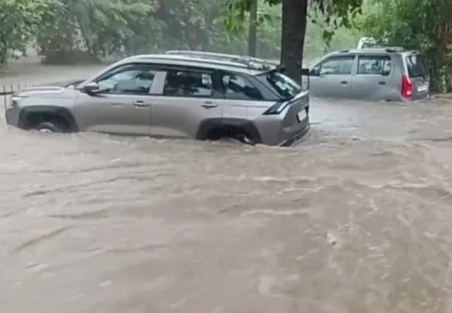 जम्मू में बारिश का कहर, सड़कें बनीं दरिया, घरों में घुसा गंदा पानी