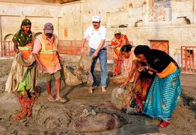 मणिकर्णिका घाट पर स्वच्छता अभियान, गंगा सेवकों ने दिया गंगा को निर्मल रखने का संदेश