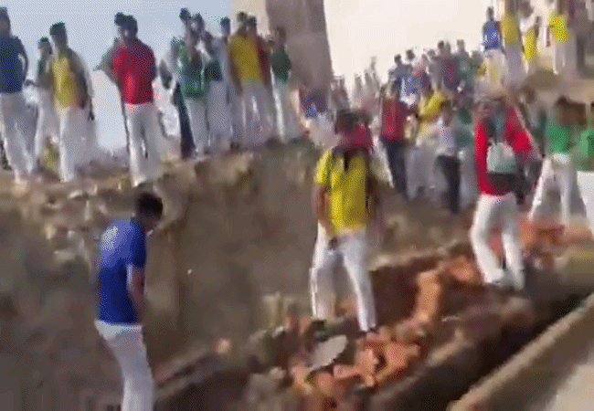 Video- 'भूमाफिया' के खिलाफ स्कूली बच्चों का हल्ला-बोल, जेन-अल्फा का गुस्सा देख भाग खड़े हुए दबंग