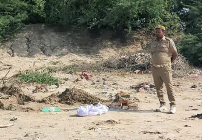 बाप ने 2 साल के बेटे को पेट्रोल से जला दिया, सबूत ना मिले इसलिए शव दफनाया, बेटे को अकेले पालने में हो रही थी परेशानी
