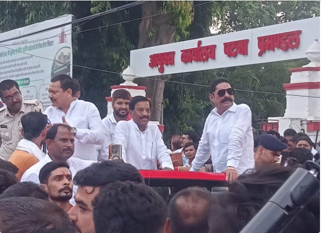 Bihar MLC Elections : बाहुबली जदयू विधायक अनंत सिंह ने जनसुराज प्रत्याशी अनुज सिंह के साथ खुली जीप में फुल कॉन्फिडेंस नजर आए, बोले-500 परसेंट जीतेंगे चुनाव
