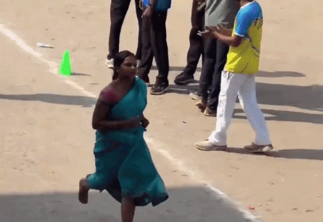 मां तुझे सलाम : जब बात बच्चों की आती है, तो मां कभी नहीं हारती, कविता महतो ने नंगे पांव और फटी साड़ी में होमगार्ड भर्ती की ट्रायल रेस 6 मिनट में किया पूरा
